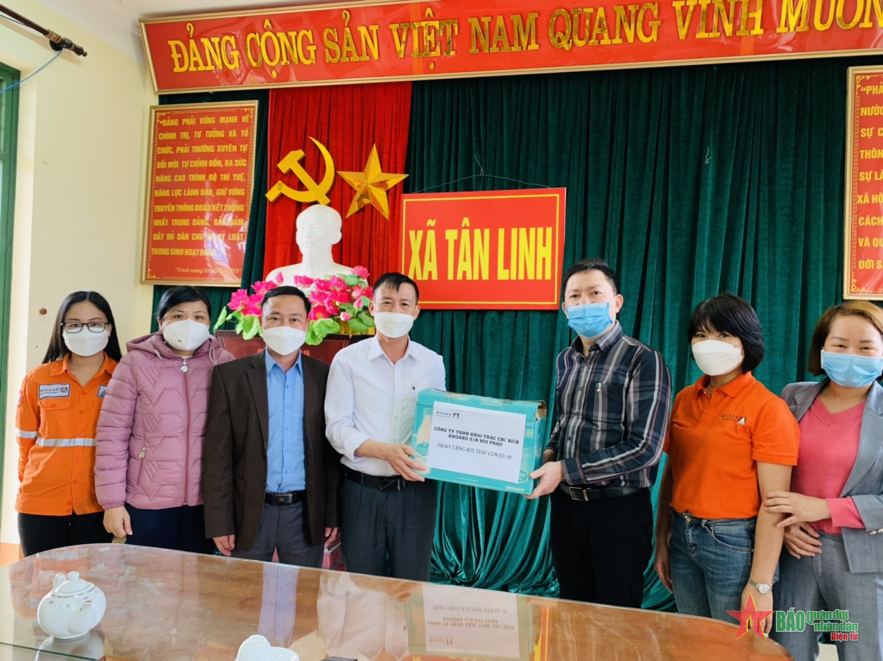 Công ty Núi Pháo trao 1.000 bộ kit test Covid-19 tặng nhân dân huyện Đại Từ